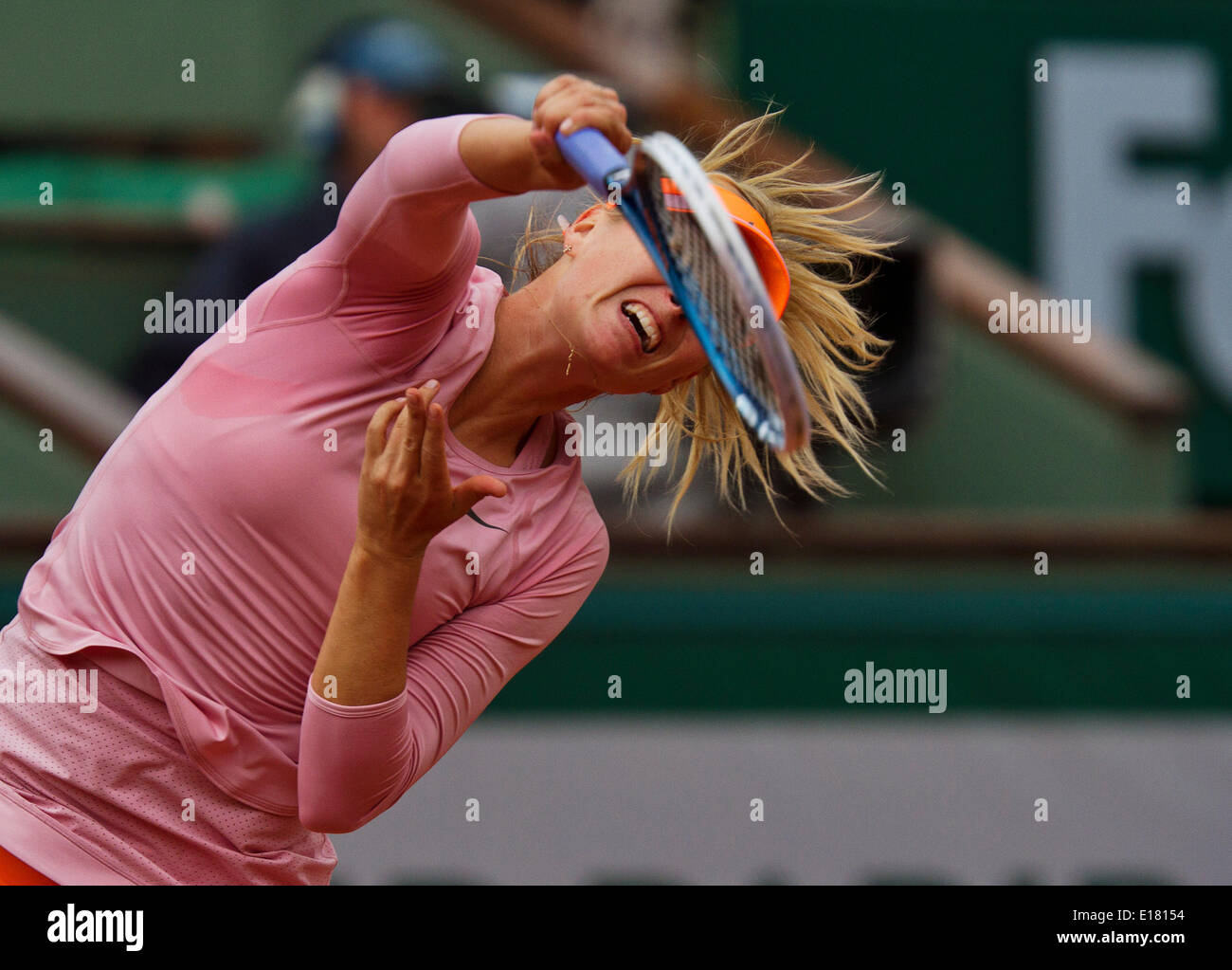 Francia, Parigi, 26.05.2014. Campo da tennis, Roland Garros, Maria Sharapova (RUS) che serve nella sua partita contro Ksenia Pervak (RUS) Credito: Henk Koster/Alamy Live News Foto Stock