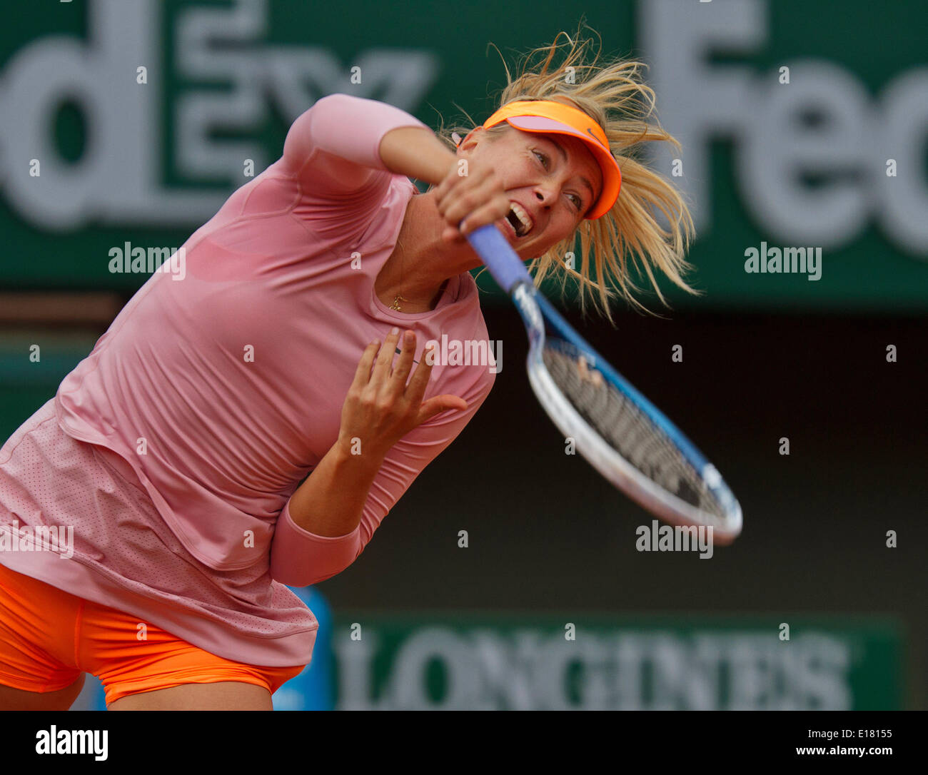 Francia, Parigi, 26.05.2014. Campo da tennis, Roland Garros, Maria Sharapova (RUS) che serve nella sua partita contro Ksenia Pervak (RUS) Credito: Henk Koster/Alamy Live News Foto Stock