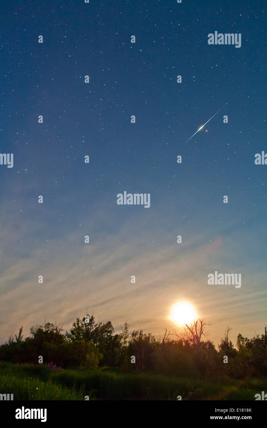 Luminosa -6 grandezza Iridium flare, Giugno 21, 2010 a 12:28 am MDT, spostandosi da sud a nord. Foto Stock