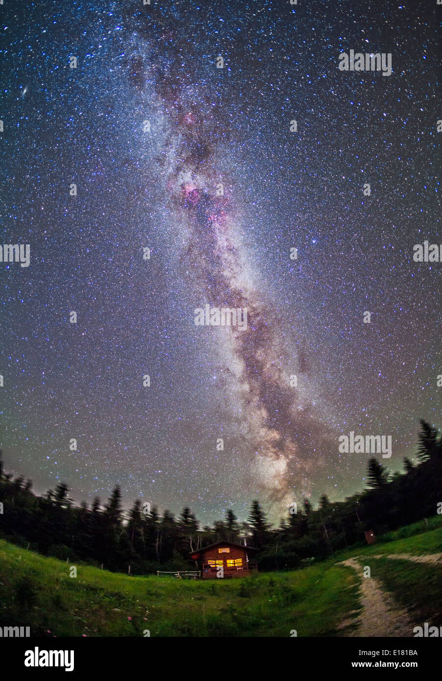L'estate Via Lattea oltre il Log Cabin a Reesor Ranch, luglio 16, 2013. Foto Stock