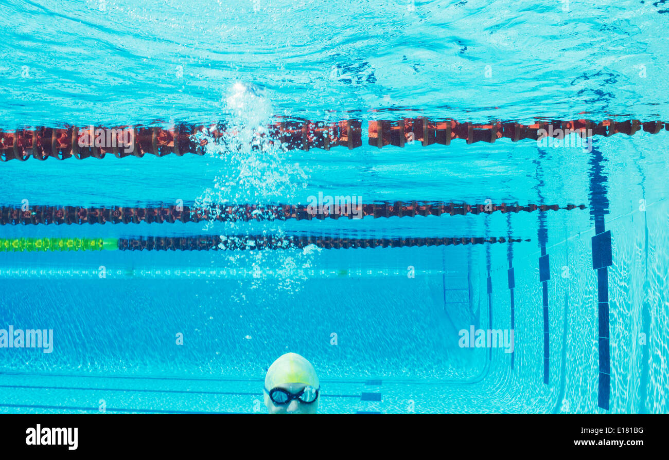 Nuotatore subacqueo sorridente in piscina Foto Stock