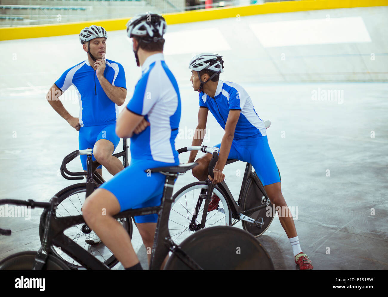 Via cycling team parlando in velodromo Foto Stock