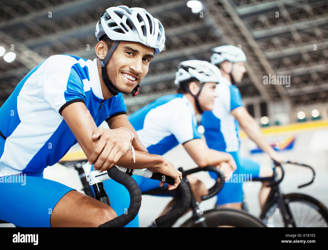 Via cycling team in attesa nel velodromo Foto Stock