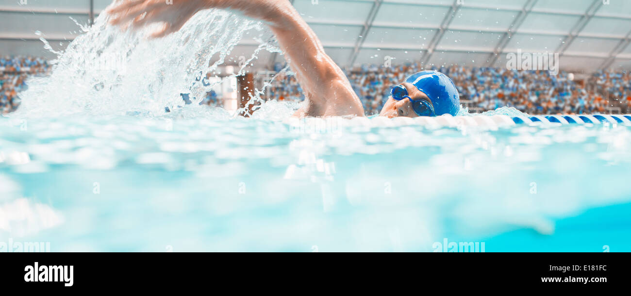 Nuotatore racing in piscina Foto Stock