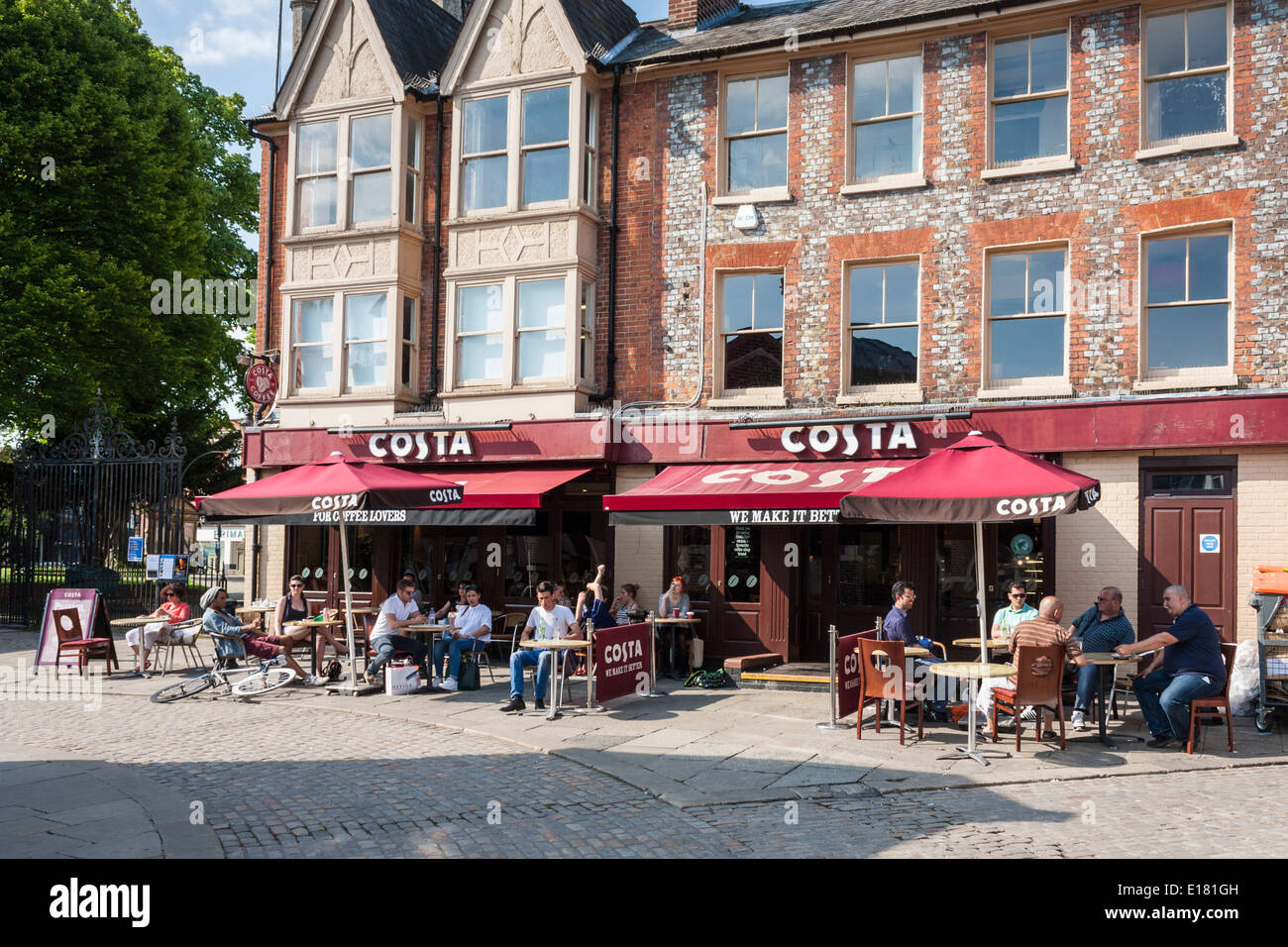 Clienti che si trovano fuori da Costa Coffee Bar, High Wycombe, Buckinghamshire, Inghilterra, GB, REGNO UNITO Foto Stock