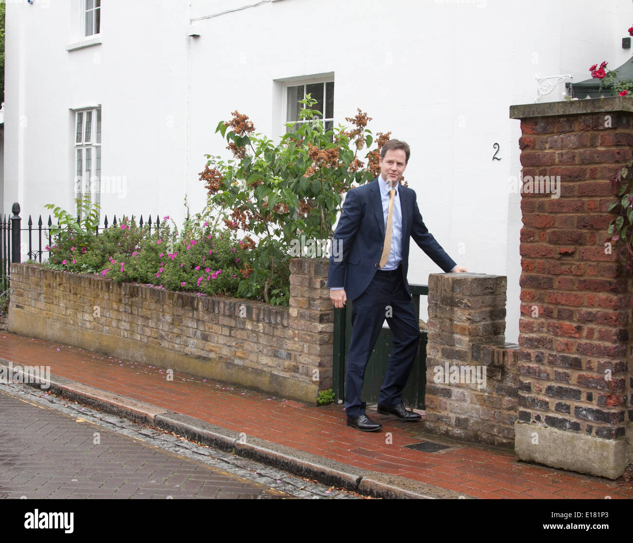 Londra REGNO UNITO. Il 26 maggio 2014. Vice Primo Ministro e il leader del gruppo del Partito europeo dei liberali democratici Party arriva a casa dopo i risultati negativi in occasione delle elezioni locali ed europee che ha visto il partito perde 296 consiglieri ans a sinistra con uno (MEP) Membro del Parlamento europeo Credito: amer ghazzal/Alamy Live News Foto Stock