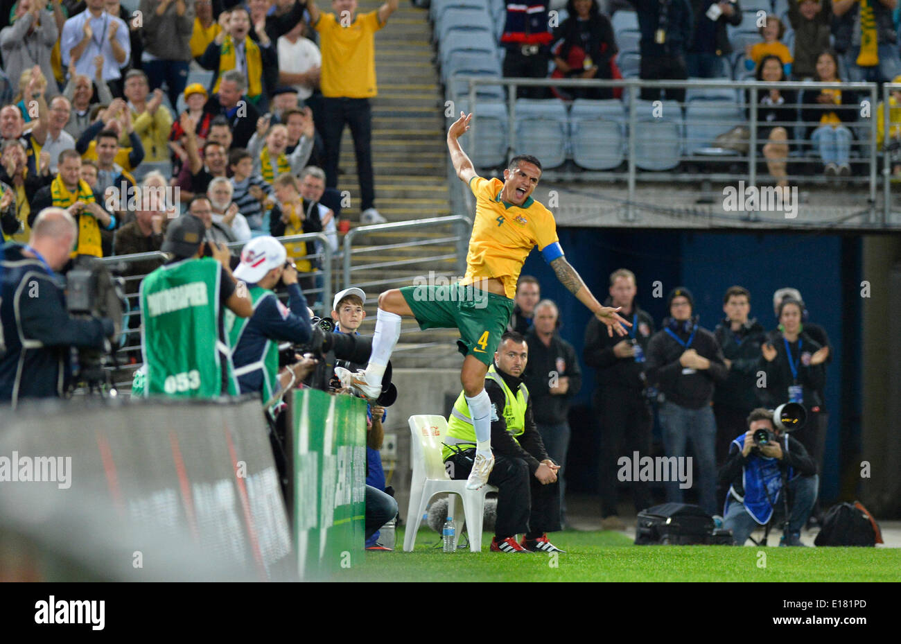 Sydney, Australia. 26 Maggio, 2014. Maglia della nazionale australiana per partite capitano Tim Cahill celebra il suo obiettivo durante la pre-World Cup match amichevole tra Australia e Sud Africa da ANZ Stadium di Sydney. La partita si è conclusa con un pareggio. Credito: Azione Sport Plus/Alamy Live News Foto Stock
