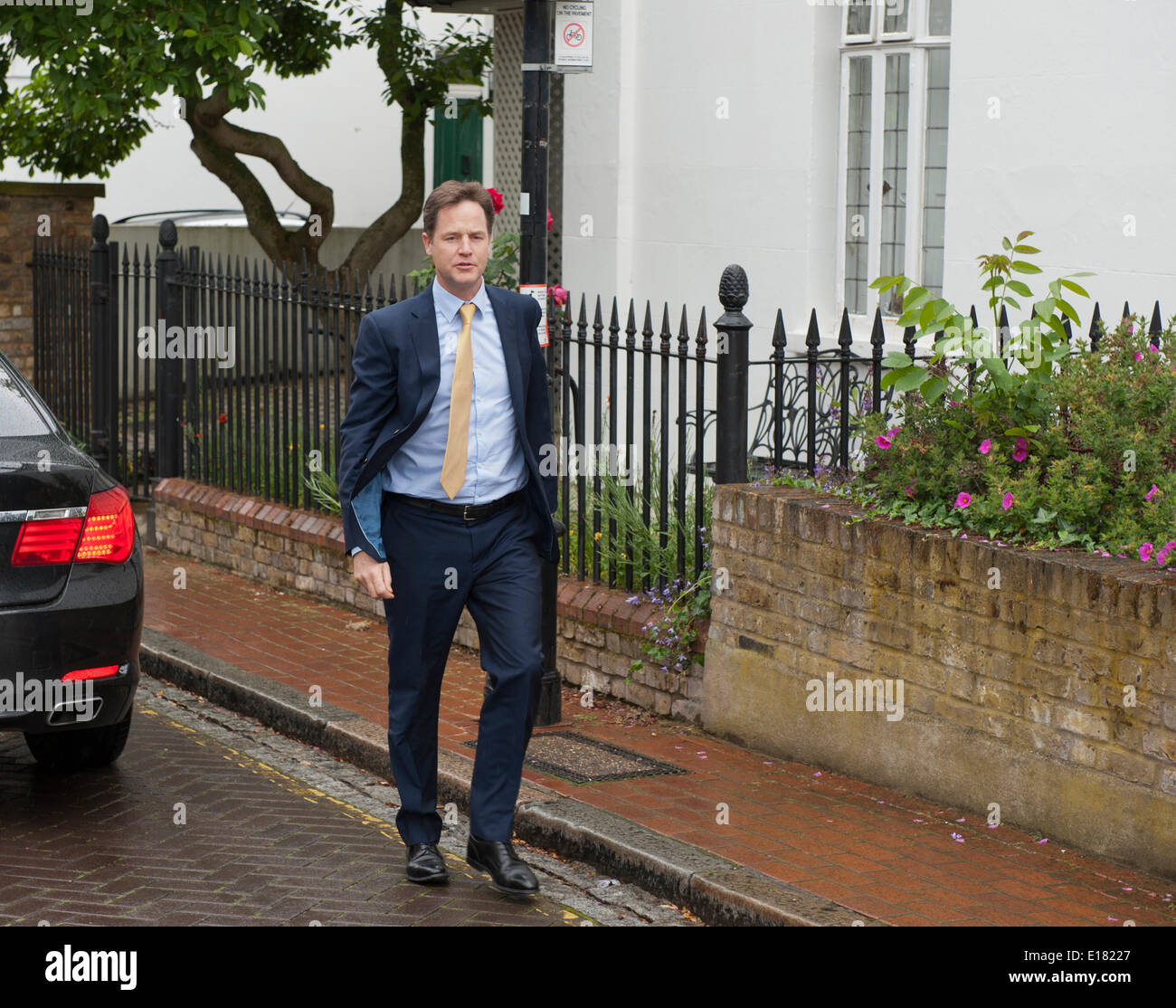 Nick Clegg vice primo ministro arriva a casa dopo Euro sconfitta elettorale Londra Uk 26 maggio 2014 Credit: Prixnews/Alamy Live News Foto Stock