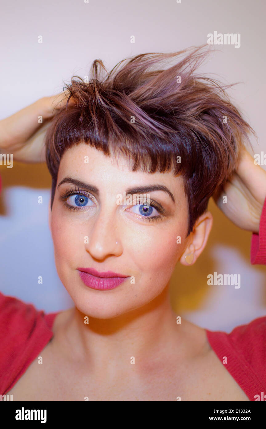 La modellazione dei capelli fotografia di una giovane donna con gli occhi blu. Foto Stock