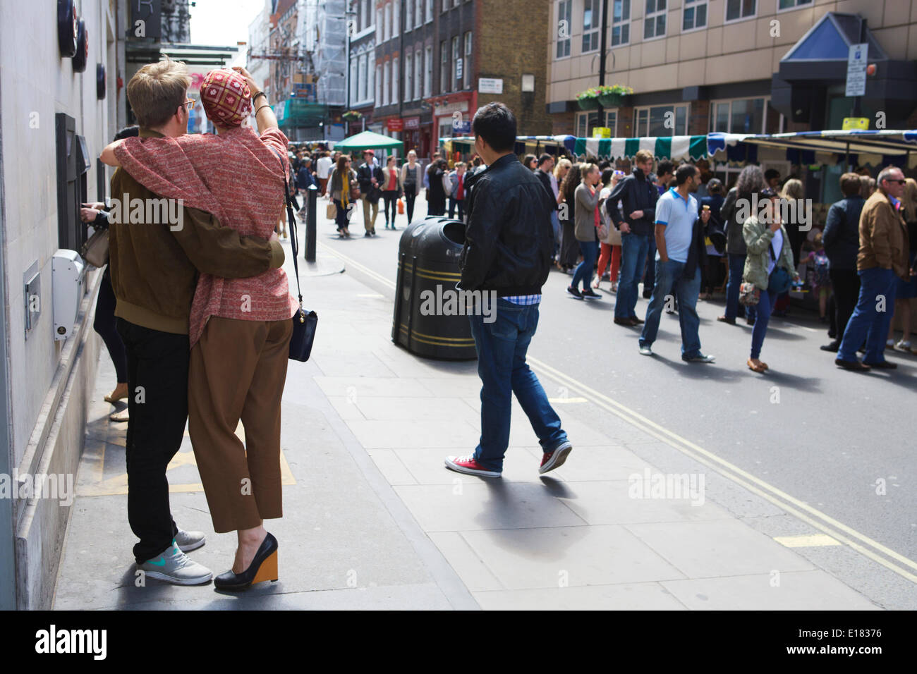 London street market: Soho il Mercato delle Pulci, Dean Street, Londra, Regno Unito. Un vivace mercato con turisti e popolazione locale e le bancarelle del mercato. Vetrina della città dei mercati. Foto Stock