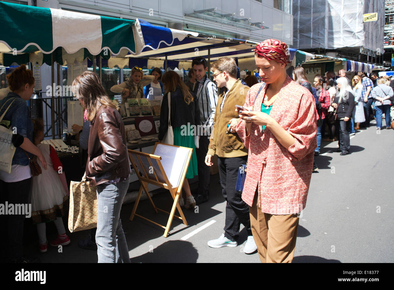 London street market: Soho il Mercato delle Pulci, Dean Street, Londra, Regno Unito. Un vivace mercato con turisti e popolazione locale e le bancarelle del mercato. Vetrina della città dei mercati. Foto Stock