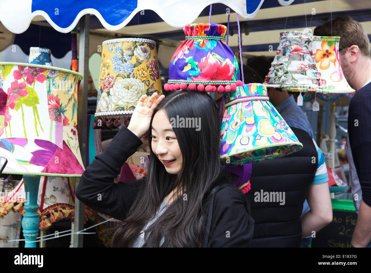 London street market: Soho il Mercato delle Pulci, Dean Street, Londra, Regno Unito. Un vivace mercato con turisti e gente locale. In posa per una foto con il designer paralumi. Vetrina della città dei mercati. Foto Stock