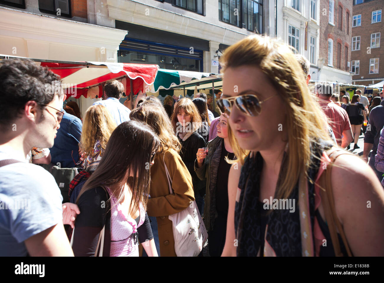 London street market: Soho il Mercato delle Pulci, Dean Street, Londra, Regno Unito. Un vivace mercato con i turisti, persone locali, & stall-titolari. Vetrina della città dei mercati. Foto Stock