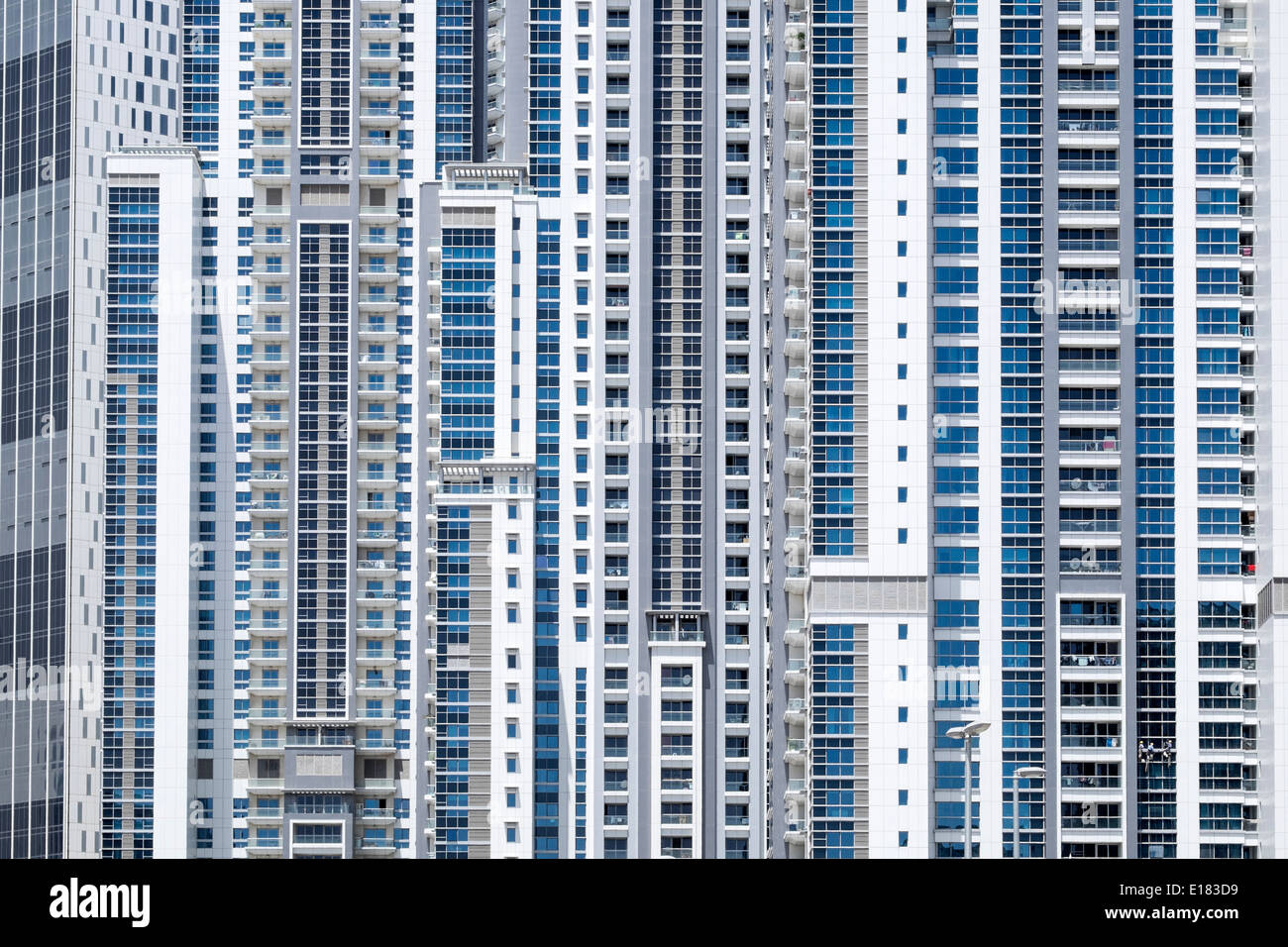 Molti appartamenti in nuovo alto edificio residenziale torri in Business Bay district Dubai Emirati Arabi Uniti Foto Stock