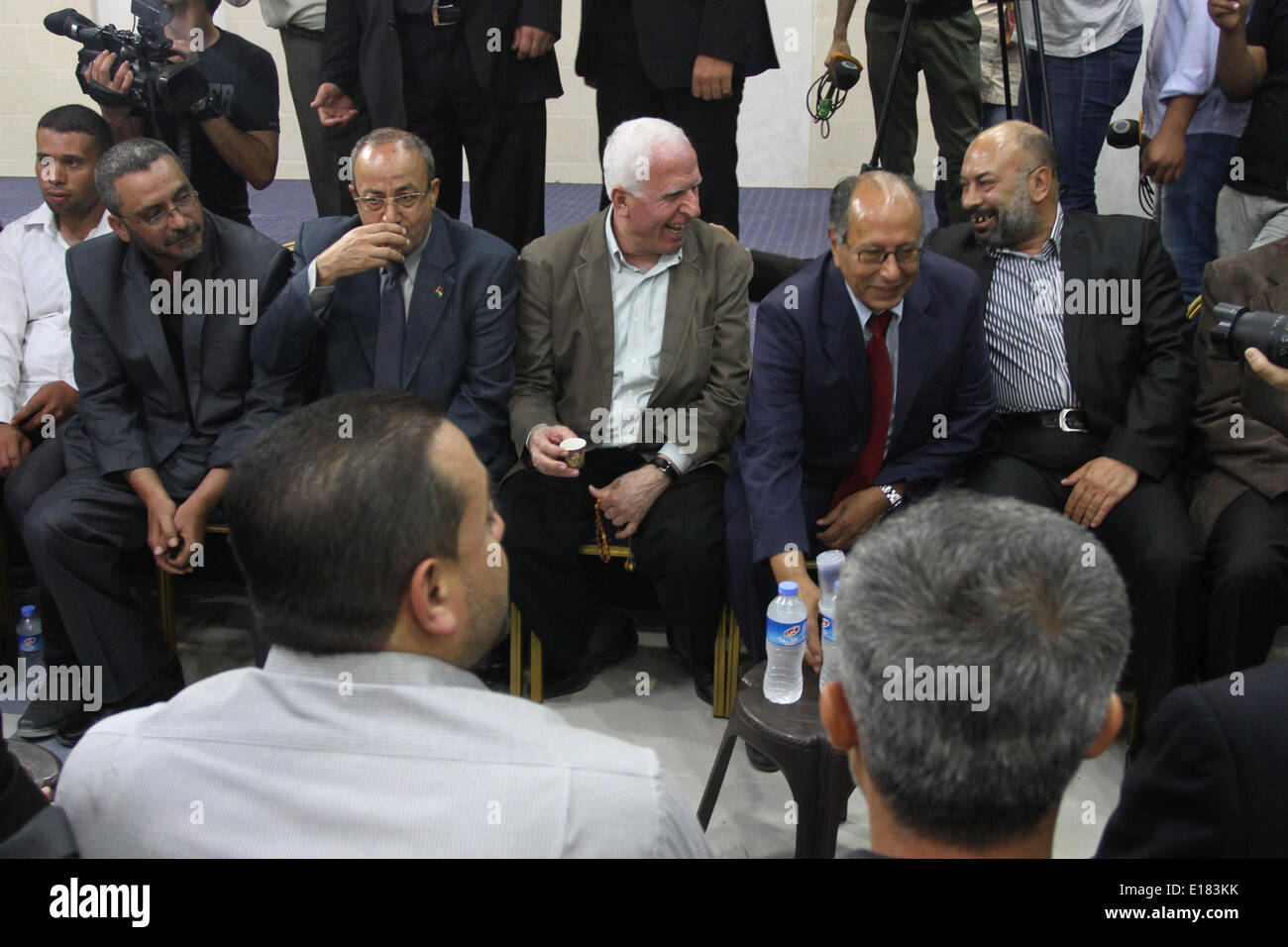 La città di Gaza, Striscia di Gaza, Territori palestinesi. 26 Maggio, 2014. Il capo della delegazione dell'Organizzazione per la liberazione della Palestina (OLP) e senior figura nel mainstream Fatah partito del presidente Mahmud Abbas Azzam al-Ahmad assiste consolazione Mohsen al-Qudwa 'fratello dell ex leader palestinese Yasser Arafat" nella città di Gaza il 26 maggio 2014. Al-Ahmad arrivati alla striscia di Gaza per i colloqui con i funzionari di Hamas, che si concentrerà sulla selezione dei candidati per le posizioni a livello ministeriale nel governo Credito: Mohammed Asad/immagini APA/ZUMAPRESS.com/Alamy Live News Foto Stock