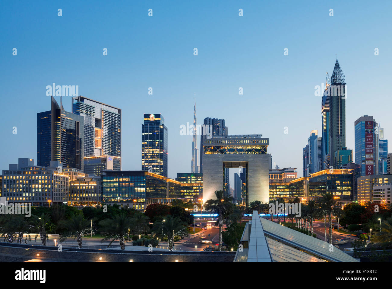 Vista serale del DIFC e il quartiere finanziario e commerciale di Dubai Emirati Arabi Uniti Foto Stock