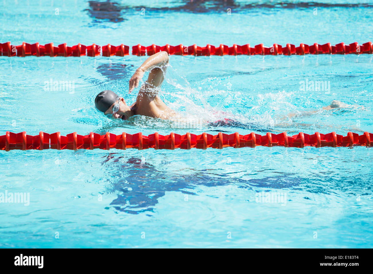 Nuotatore racing in piscina Foto Stock