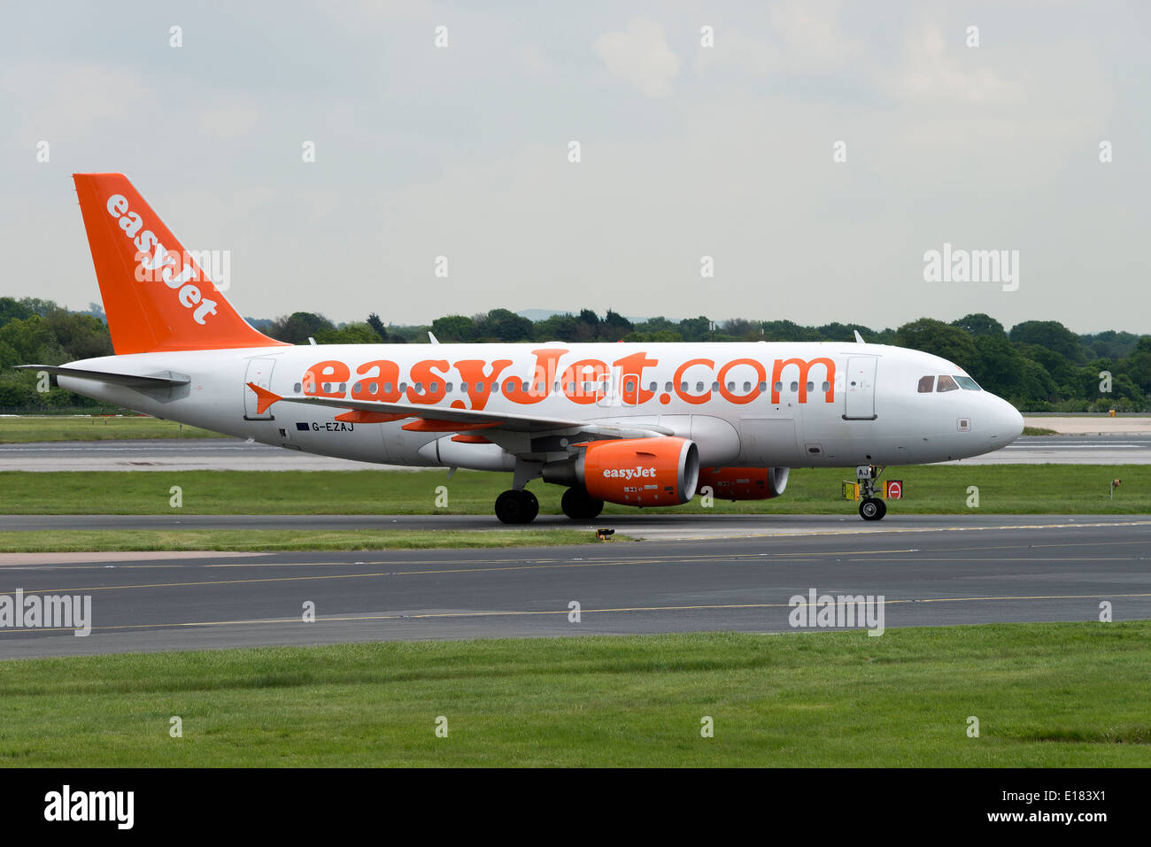 Easyjet Airline Airbus A319-111 aereo di linea G-EZAJ Taxxiing all'arrivo all'Aeroporto Internazionale di Manchester EnglandUK Foto Stock