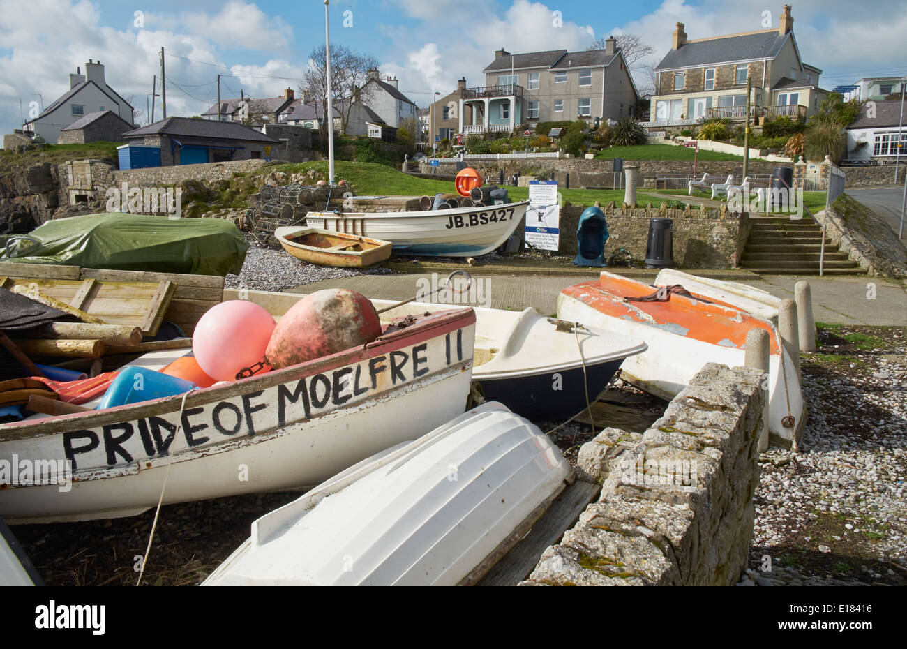 Piccole barche sulla spiaggia a Moelfre Anglesey North Wales Foto Stock