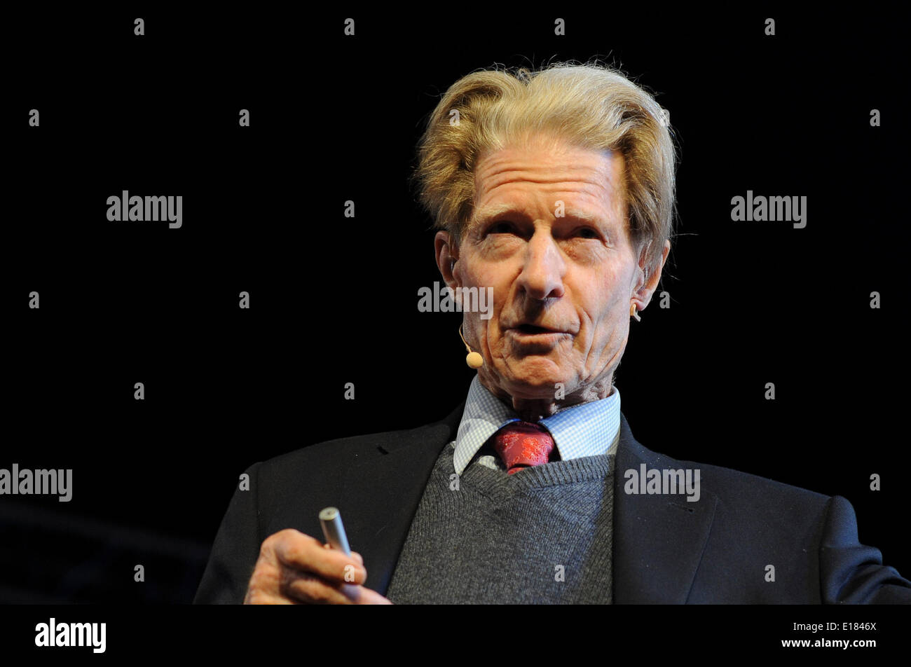 Hay on Wye, Wales UK, BANK HOLIDAY lunedì 26 maggio 2014 Nobel scienziato vincitore JOHN GURDON al quinto giorno del 2014 Daily Telegraph Hay Festival della Letteratura, Wales UK Photo credit: keith morris/Alamy Live News Foto Stock