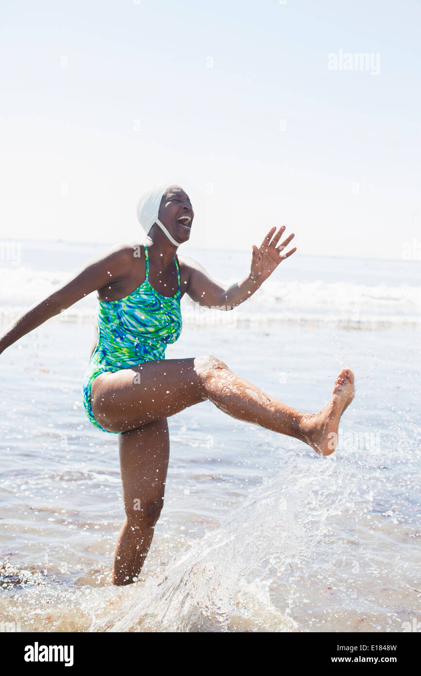 La donna gli schizzi in ocean surf Foto Stock