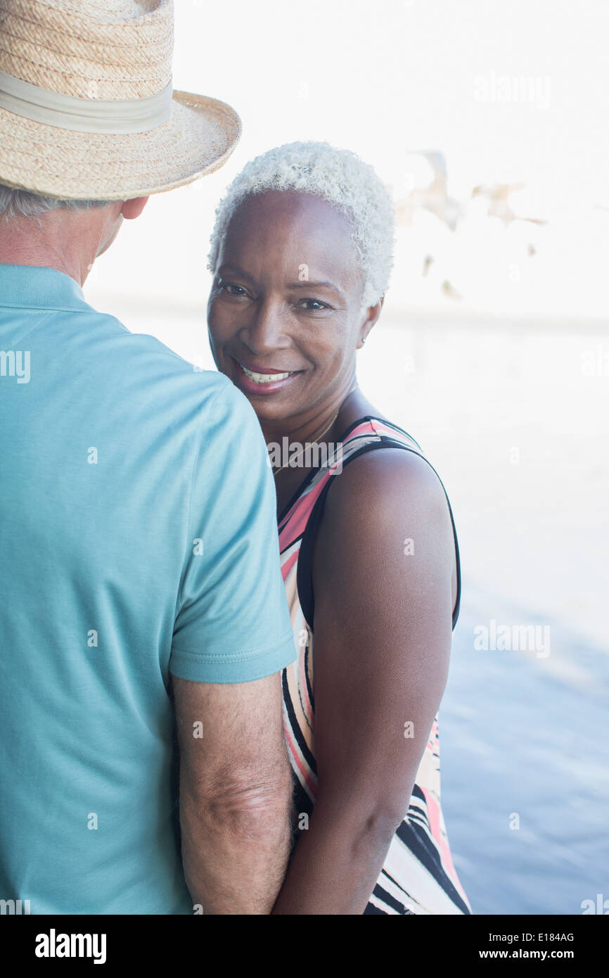 Ritratto di coppia senior sulla spiaggia Foto Stock