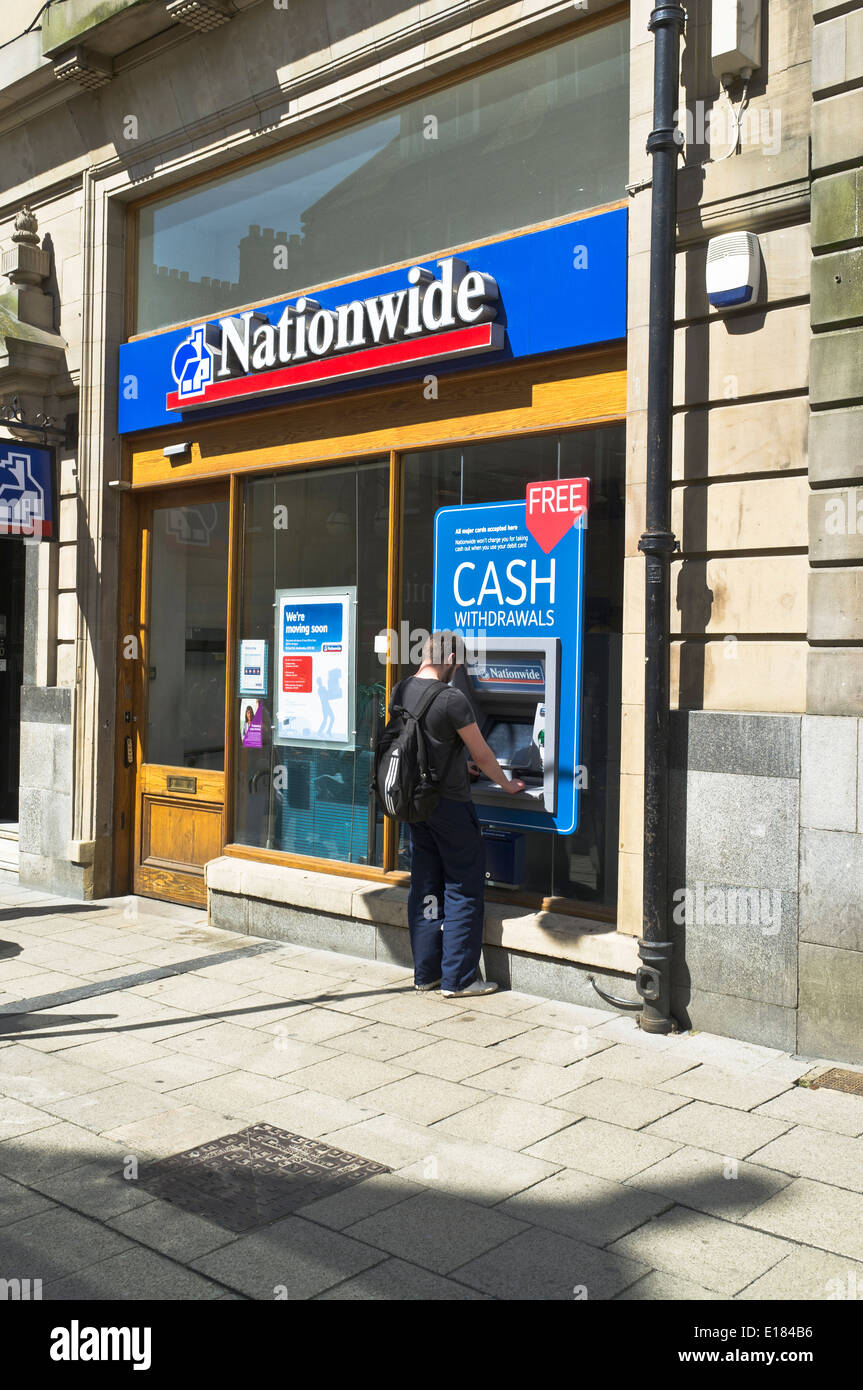 dh ATM Cash Machines BANKING NATIONWIDE UK SCOTLAND Man building Society Banks front machine banca punto di distribuzione del cashpoint automatizzato Foto Stock