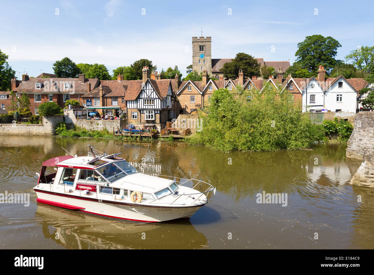 Imbarcazione a motore sul fiume Medway a Aylesford vicino a Maidstone Kent Foto Stock