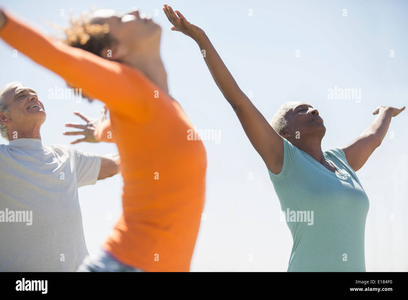 Gli anziani a praticare yoga all'aperto Foto Stock