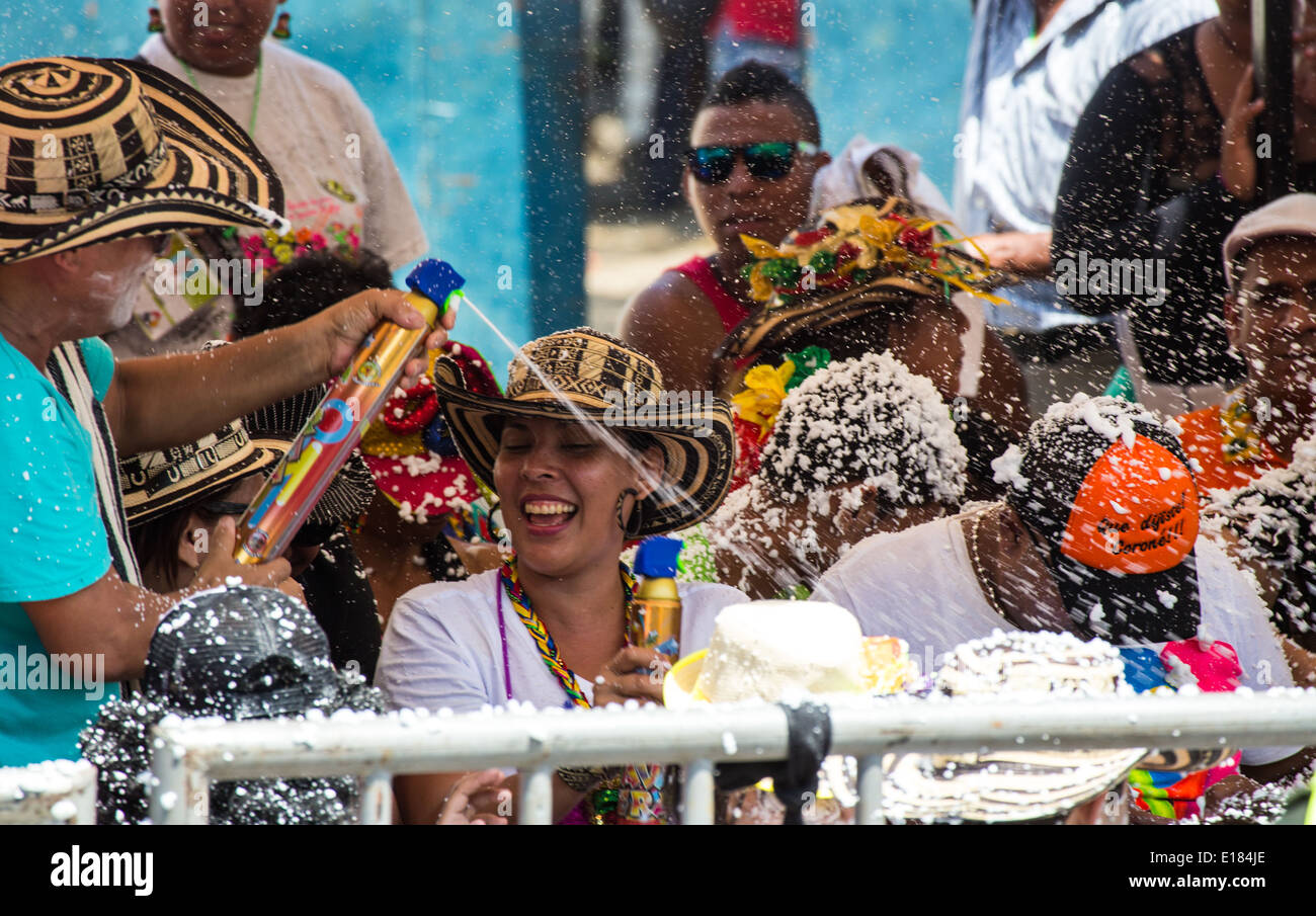 Barranquilla, Colombia - 1 Marzo 2014 - famiglie e amici battaglia con  schiuma bianca in gabbie del carnevale