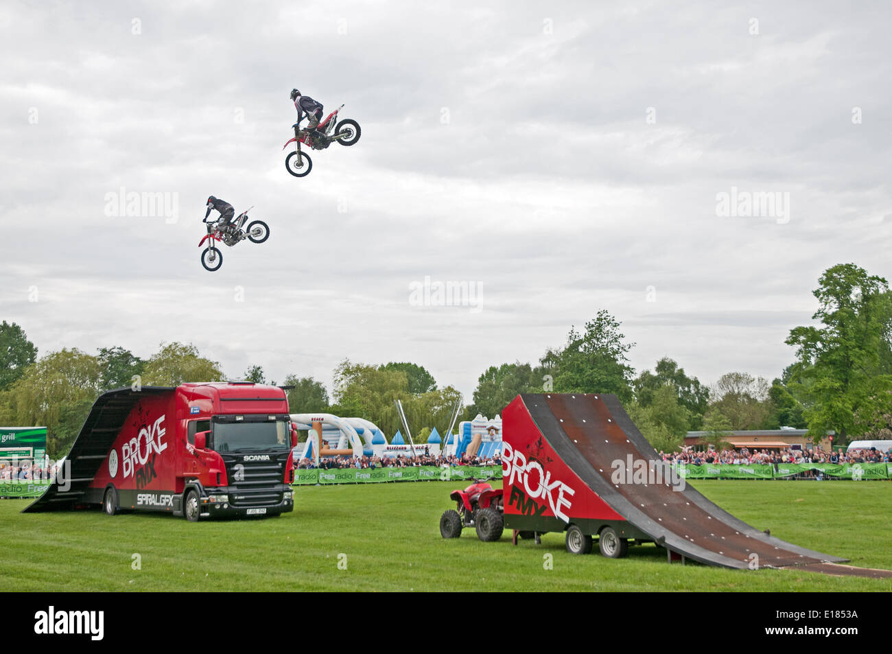 Due aerei pilota stunt motociclisti di BrokeFMX intrattenere la folla a Lichfield Bower in Beacon Park Lichfield Staffordshire su Bower Giorno Lunedì 26 Maggio 2014 Foto Stock