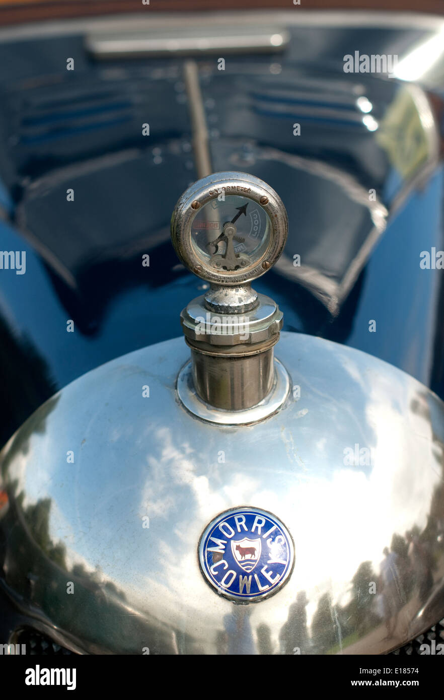 Ancora vita chiudere l immagine di un termostato emblema auto su un Morris Cowley vintage automobile Foto Stock