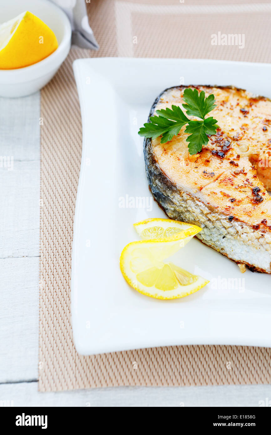 Salmone su una piastra bianca, cibo closeup Foto Stock