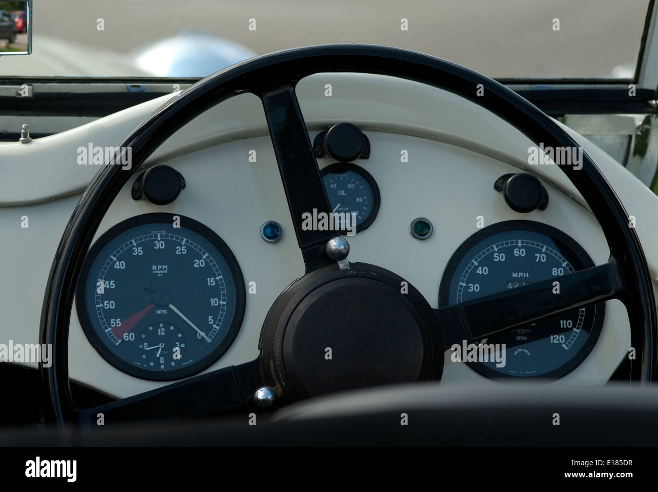 Guardando attraverso la finestrella di Vintage auto da auto interno Foto Stock