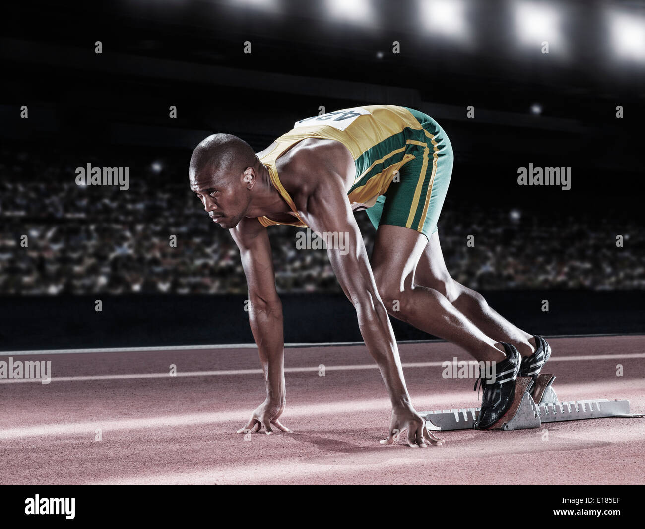 Runner pronti alla linea di partenza sulla via Foto Stock