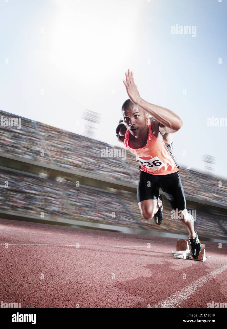 Sprinter tenendo fuori dal blocco di partenza Foto Stock