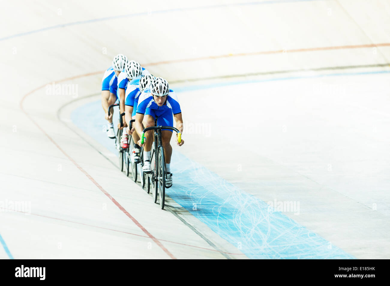 Via squadra di ciclismo equitazione in velodromo Foto Stock