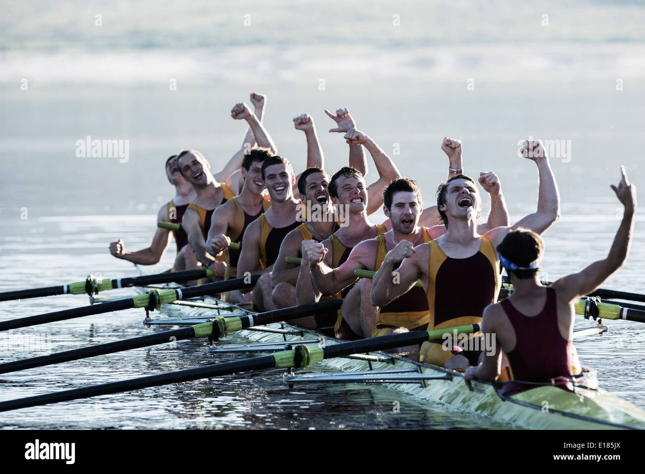Il team di canottaggio a celebrare in scull sul lago Foto Stock