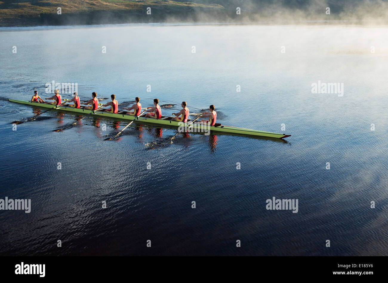 Equipaggio di canottaggio scull canottaggio sul lago Foto Stock