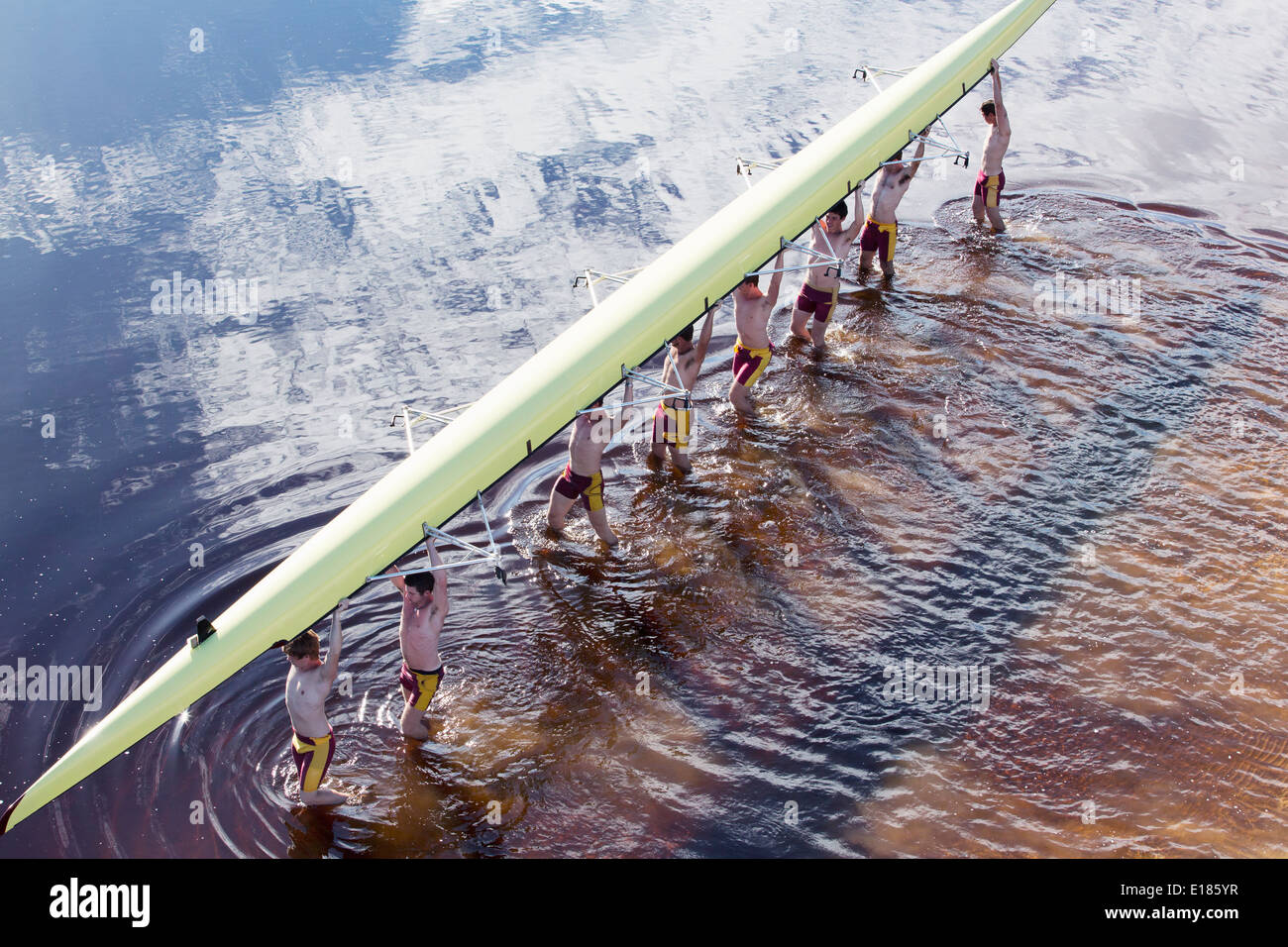 Il canottaggio equipaggio portante il sovraccarico scull nel lago Foto Stock