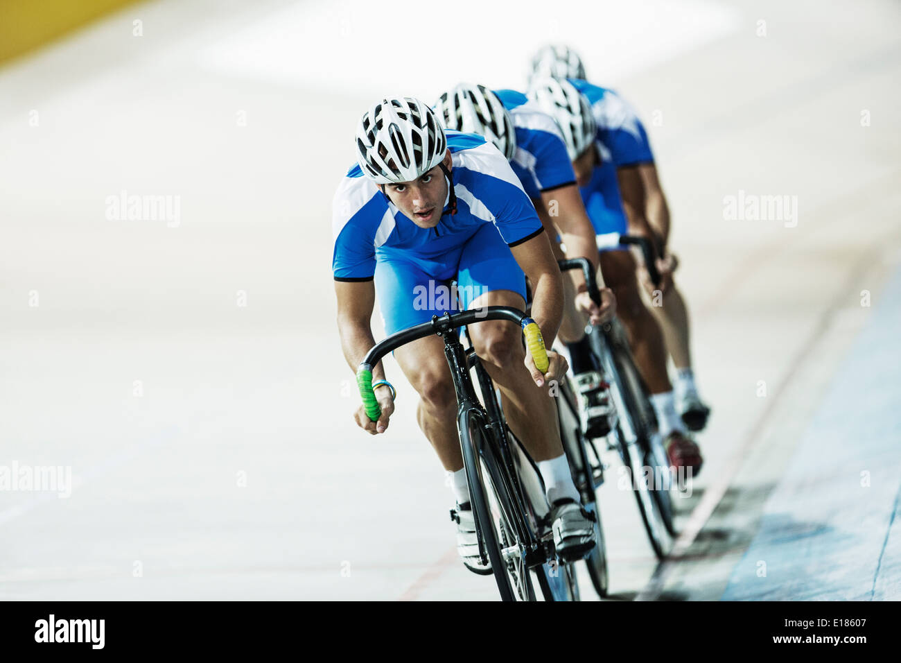 Via squadra di ciclismo equitazione in velodromo Foto Stock
