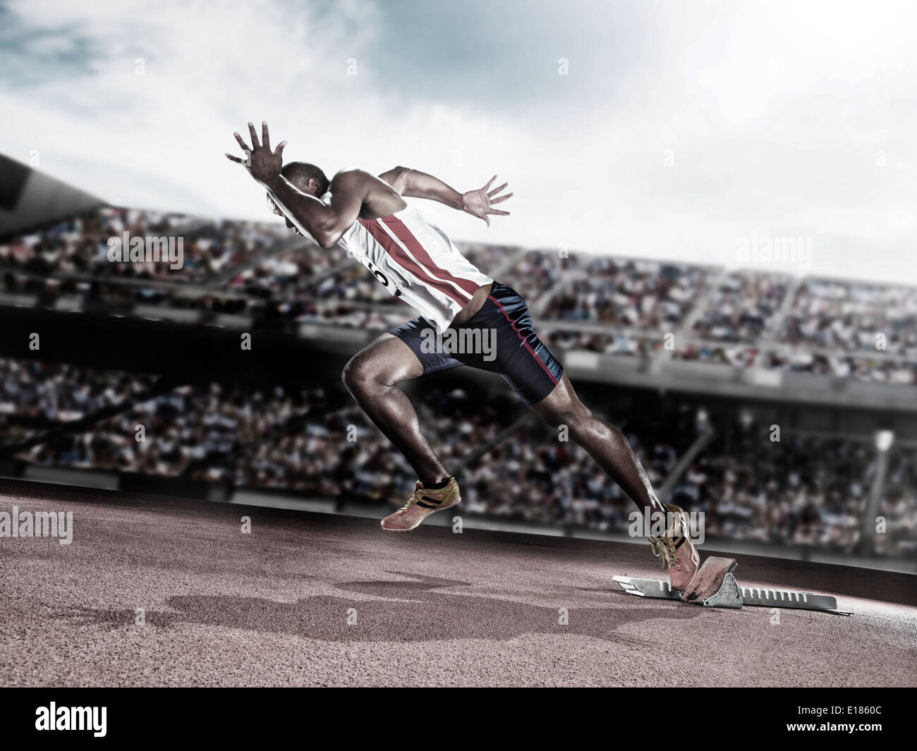 Runner di decollare dal blocco di partenza sulla via Foto Stock