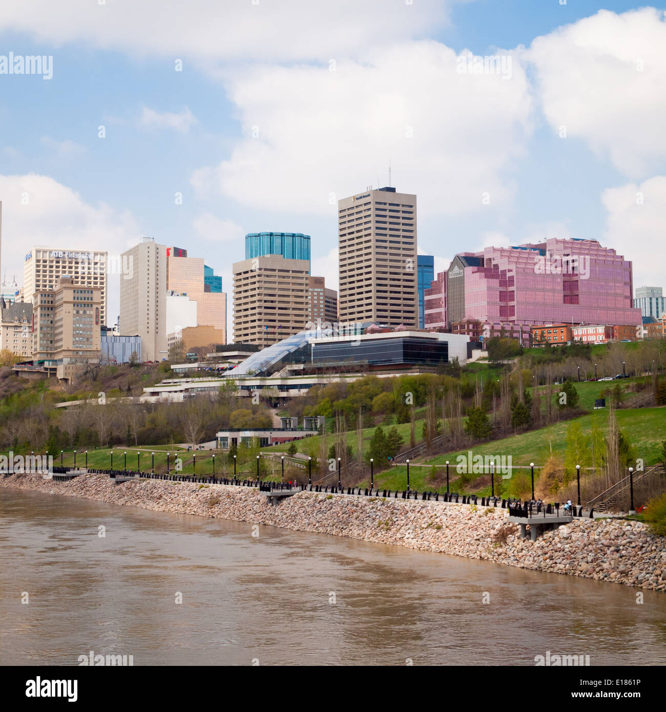 Lo skyline del centro di Edmonton, Alberta, Canada e il Nord del Fiume Saskatchewan. Louise McKinney Park in primo piano. Foto Stock