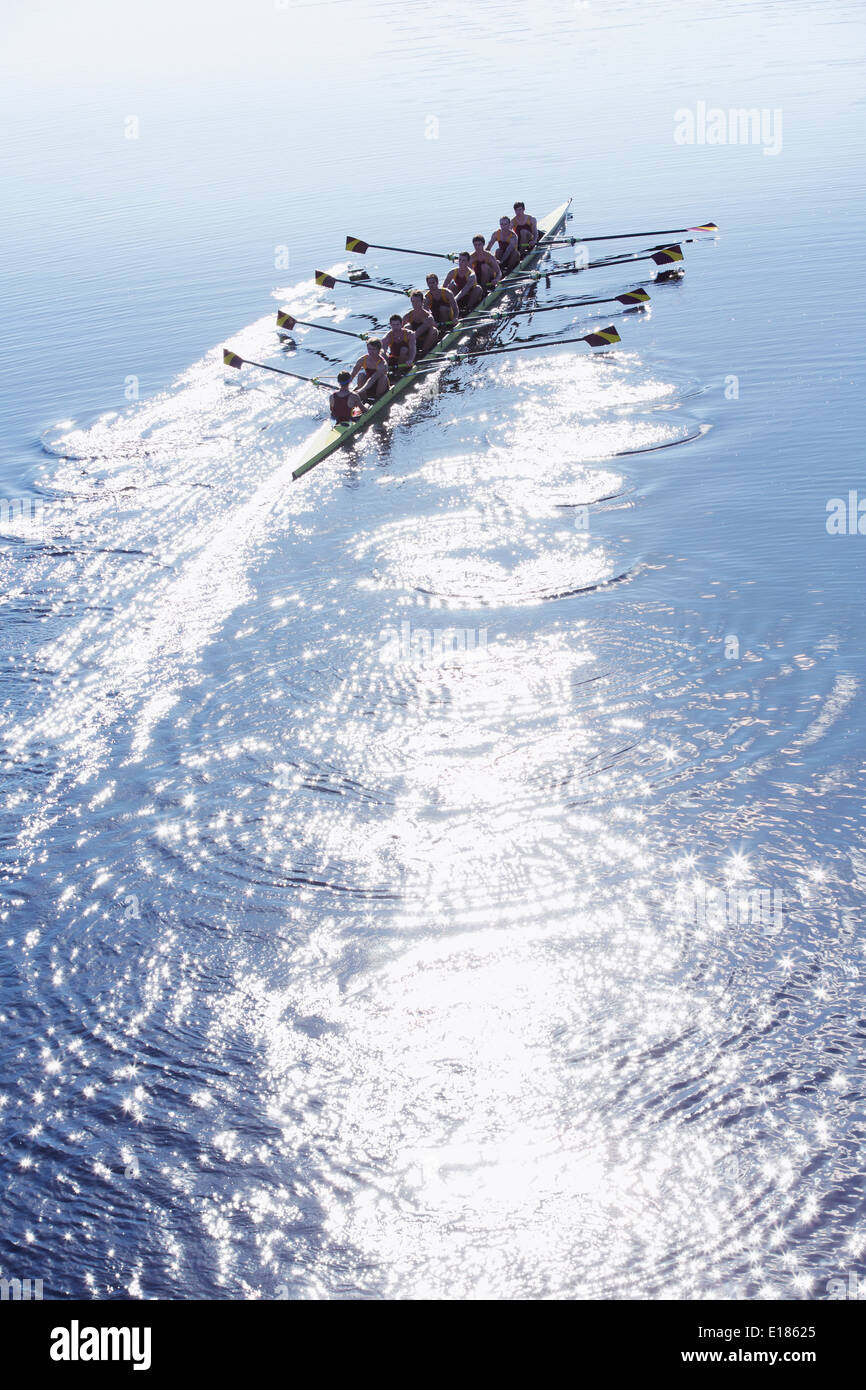 Il team di canottaggio scull canottaggio sul lago di sole Foto Stock