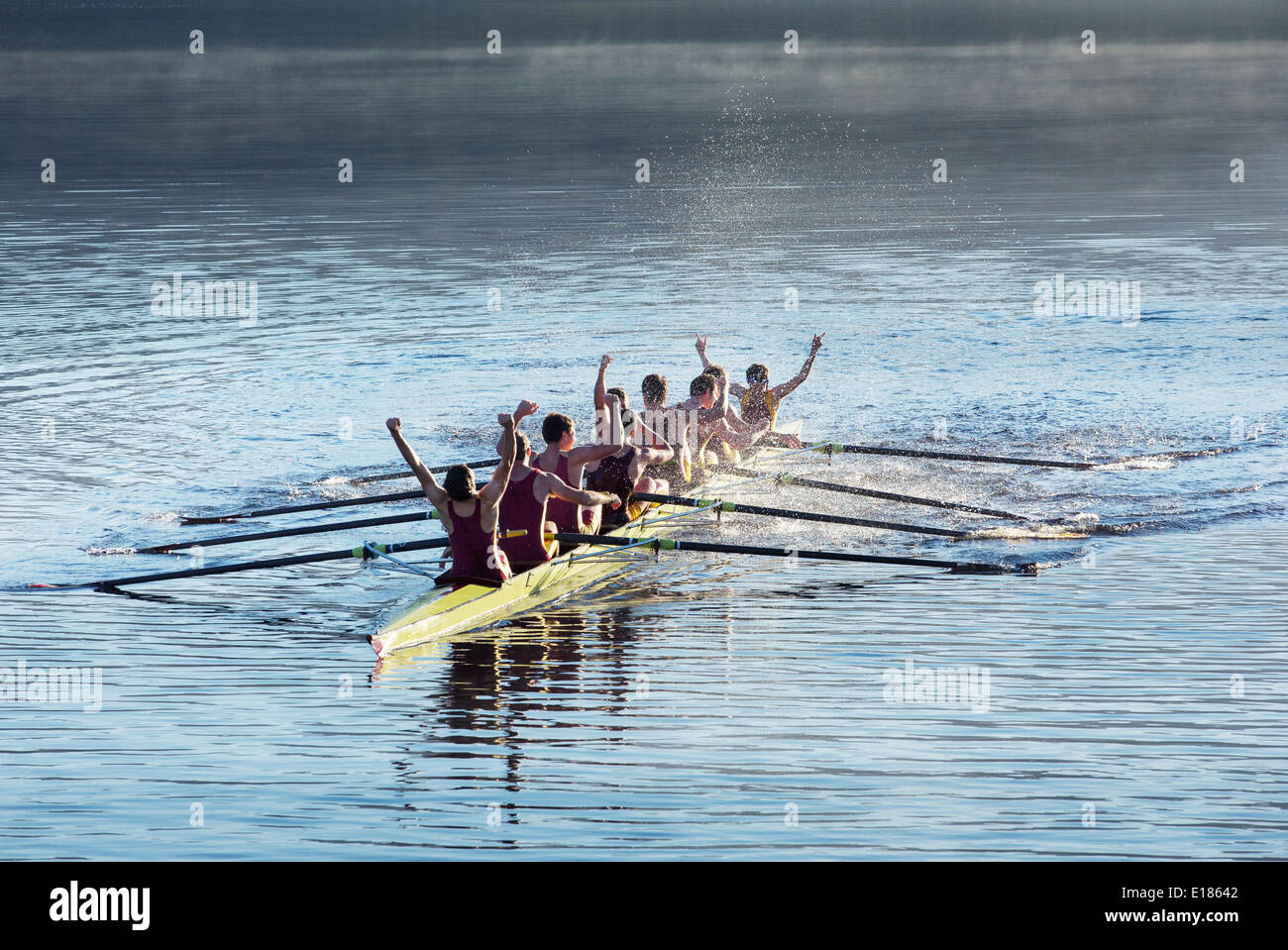 Il team di canottaggio a celebrare in scull sul lago Foto Stock