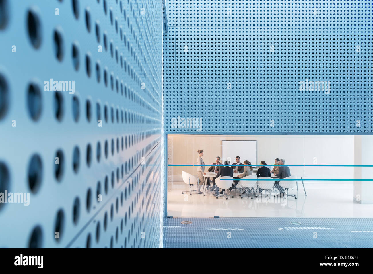 La gente di affari riuniti in una moderna sala conferenze Foto Stock