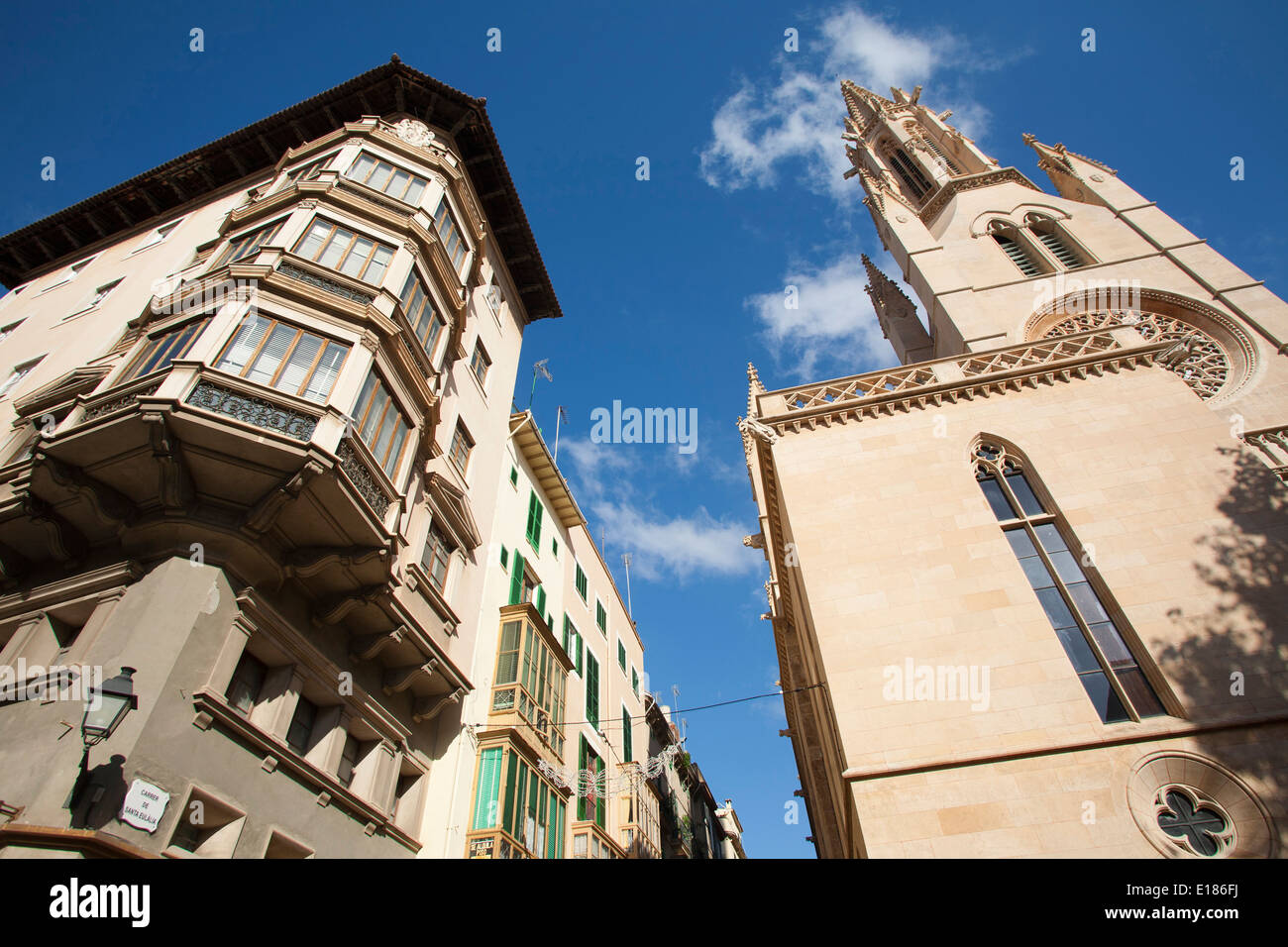 Chiesa di Sant Francesc e un edificio tradizionale, Palma de Mallorca, Maiorca, Spagna, Europa Foto Stock