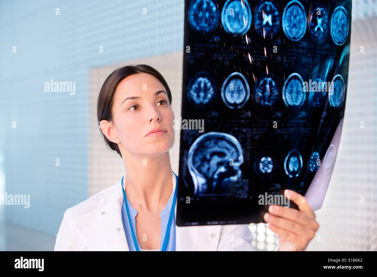 Medico serio esame di scansione cerebrale Foto Stock