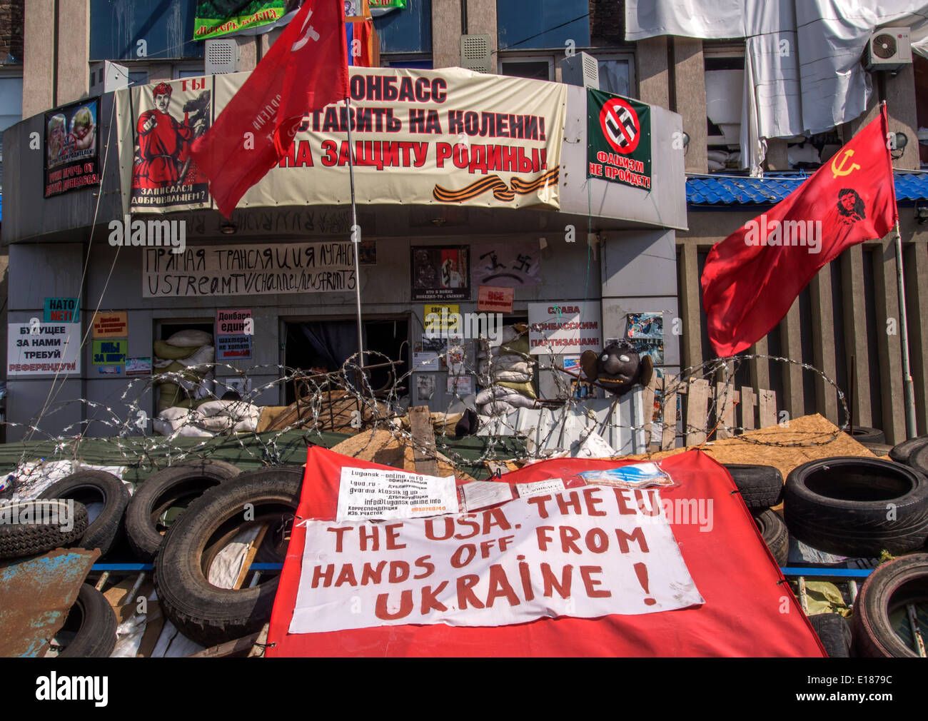 Luhansk, Ucraina. 26 Maggio, 2014. Barricata all'entrata dell'edificio di servizio segreto dell'Ucraina -- il potere di auto-proclamato Repubblica Popolare di Luhansk prevede il potenziamento delle azioni da parte delle truppe ucraine dopo il conteggio dei voti nelle elezioni presidenziali. Questo è stato affermato dalla testa del cosiddetto FSC Valery Bolotov reporters lunedì in Lugansk. "Più probabile, dopo il conteggio finale dei voti in Kiev fase attiva in vigore,' - detto Bolotov. Secondo lui, attualmente detengono il potere Guardia Nazionale Ucraina di raggruppamento e 'vai su posizioni di combattimento' © Igor Foto Stock