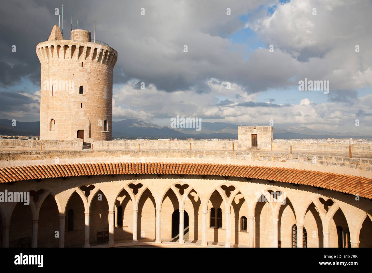 Il castello di Bellver, torre di avvistamento, Palma de Mallorca, Maiorca, Spagna, Europa Foto Stock